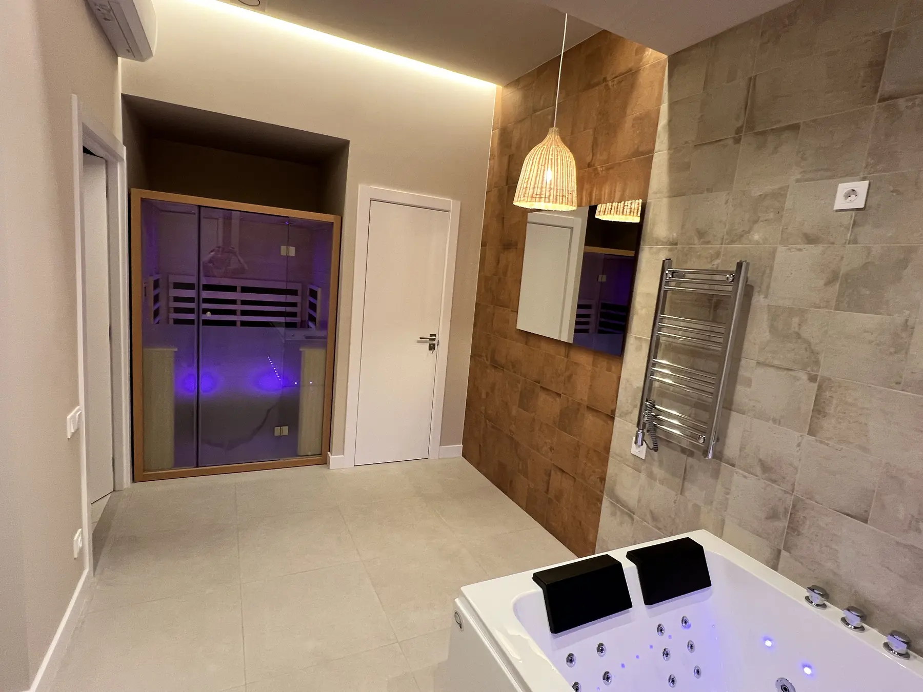 Private spa — jacuzzi and sauna